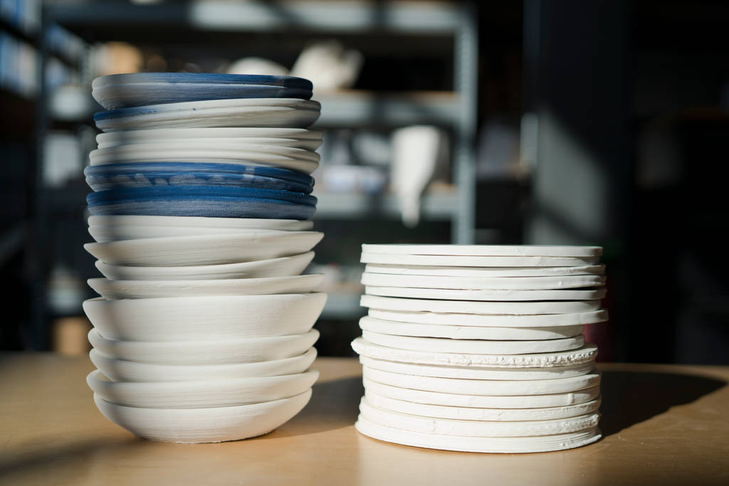 Shrinking bowls and plates for even shrinkage and warping prevention