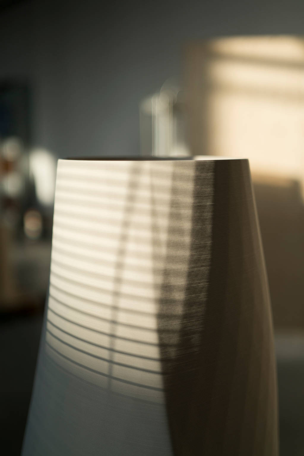 Asymmetrical single-formed porcelain piece