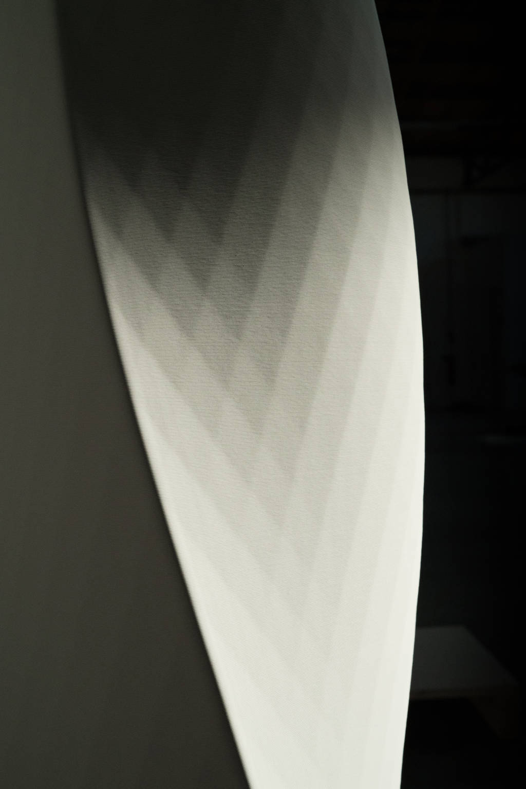 Natural interplay of patterns and light on porcelain