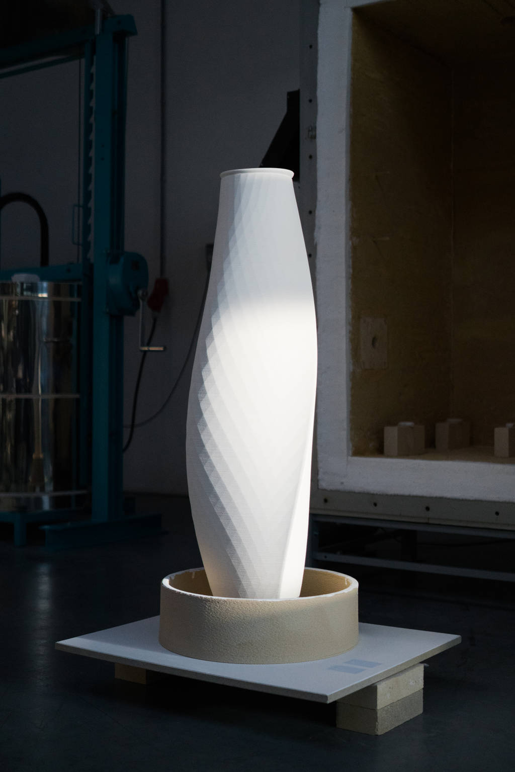 Unveiling flawless fired porcelain inside saggars after single-firing process